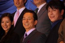 『相棒II』の初日舞台挨拶に登壇した水谷豊(中央)、及川光博、小西真奈美たち