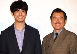坂口健太郎＆吉田鋼太郎が親子役で共演！