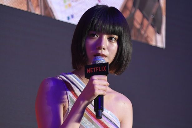 【写真を見る】池田エライザが肩出しのドレスでイベントに登壇！＜写真17点＞