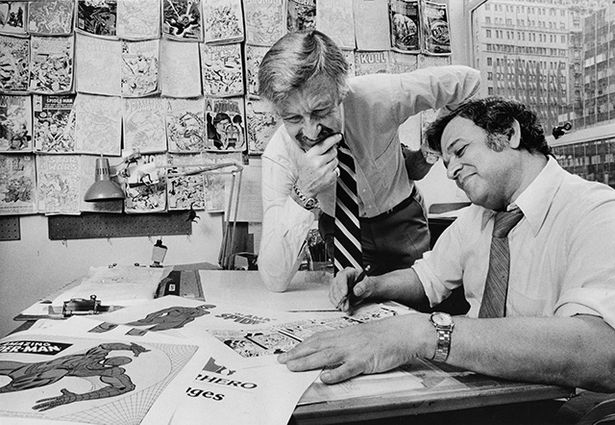 【写真を見る】70年代のスタン・リーと作画担当のジョン・ロミータ