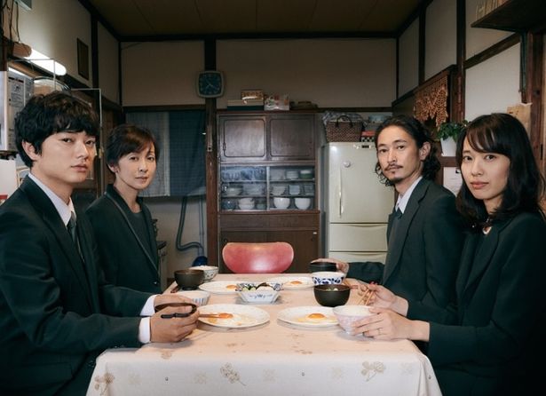 【写真を見る】染谷将太、戸田恵梨香、窪塚洋介、斉藤由貴が父・永瀬正敏の思い出の料理を囲む