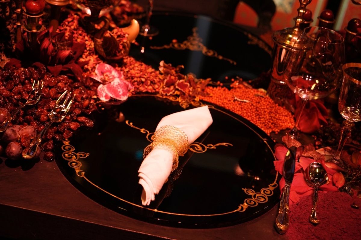 ド派手な料理に墓地風テーブル…『Diner ダイナー』の“イノベーティブ