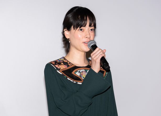 白目が得意な市川実日子は、現場で池松に「白目してください！」とお願いしたとか