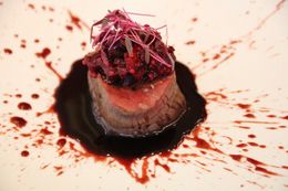 血しぶきがインパクト大「鹿肉の内もものロースト」