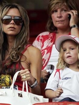 ロメオ君は、母のビクトリア・ベッカムのブランドで子供向けサングラスのコレクションをデザインしている