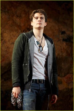 首からアクセサリーをぶら下げた現代的なロミオ