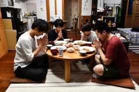 美男たちが料理をモグモグ…