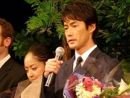 涙をこらえて作品への思いを語った竹野内豊