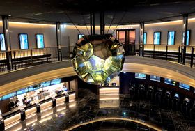 4階ロビーにはゴージャスなインスタレーションが設置！