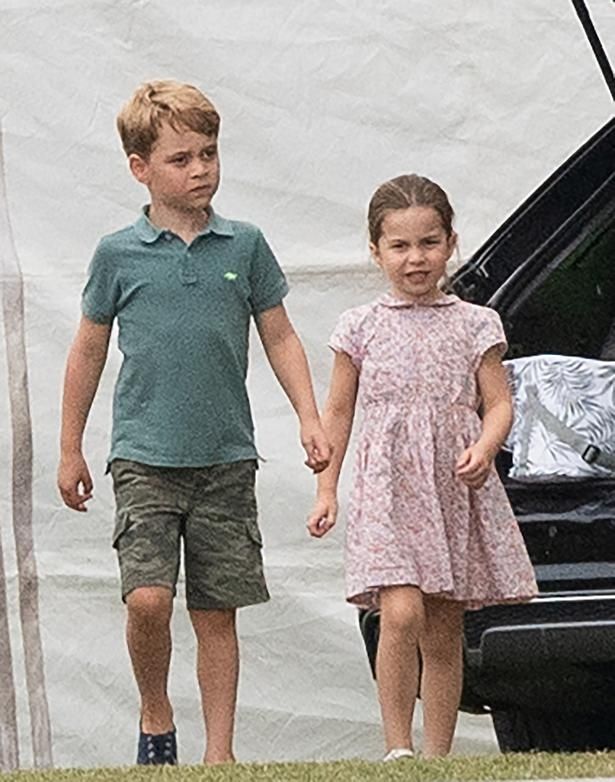 着回しファッションのジョージ王子と新しいワンピースのシャーロット王女