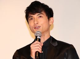 高良健吾、ベットの下から最愛の女性をのぞき見する男を演じた