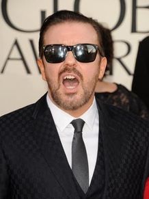 司会のリッキー・ジャーヴェイスの過ぎたジョークに会場からはブーイングが