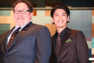 『ライオン・キング』のジョン・ファヴロー監督と本作の声優を務めた賀来賢人