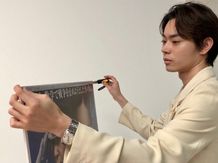 粛々と『アルキメデスの大戦』ポスターを測る菅田将暉(『アルキメデスの大戦』公式Twitterより) 