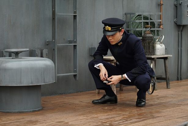 甲板を見つめて何やら考えている櫂
