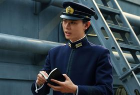 軍服姿も凛々しい菅田将暉(『アルキメデスの大戦』)