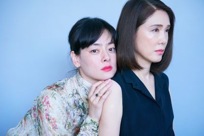 劇中では、複雑な関係を演じた2人だが、実際には姉妹のような仲のよさ！笑いの絶えない取材だった