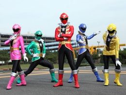 ゴーカイジャーの赤、青、黄、緑、桃の5色は、ゴレンジャーと同じ配色