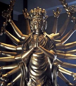 千手観音が無数の手で襲いかかる