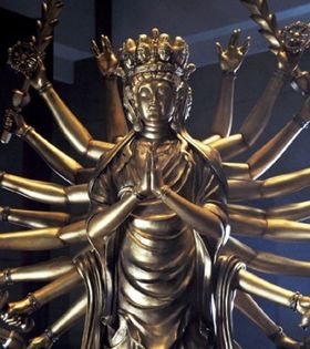 千手観音が無数の手で襲いかかる