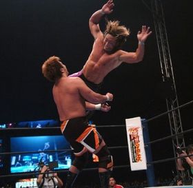 小島聡選手に棚橋弘至選手がダイビングボディアタックを放つ