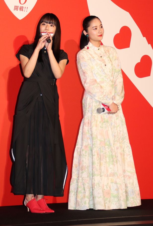 浅川梨奈、堀田真由はロングドレス