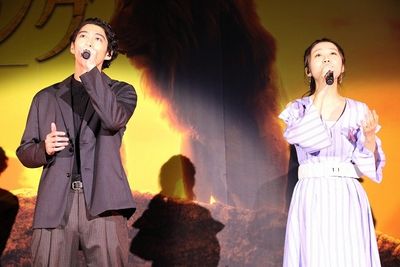 『ライオン・キング』の「愛を感じて」を熱唱した賀来賢人と門山葉子