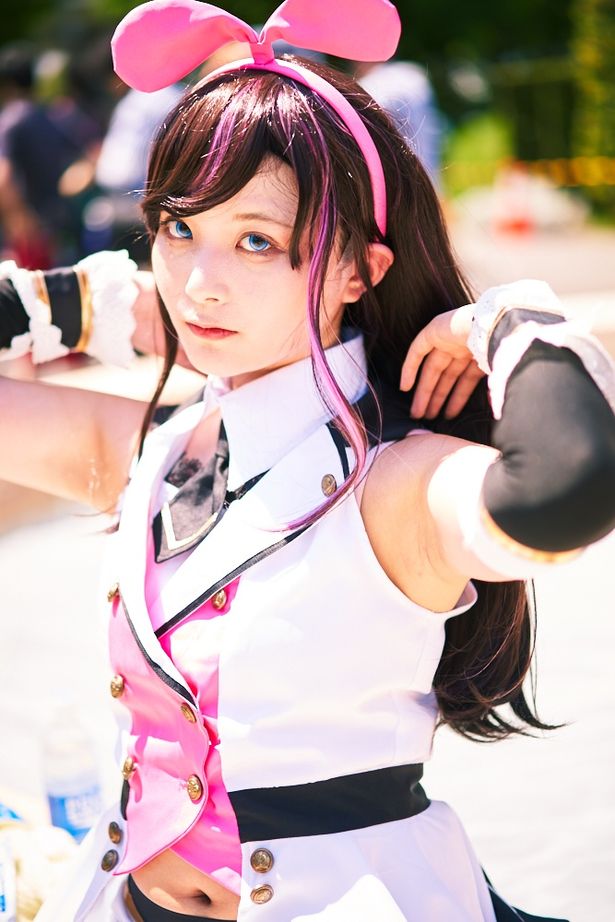 【写真を見る】炎天下で魅力を爆発させた美人コスプレイヤーたち！企業ブースの様子や、トトロとサーバルの対面も!?＜写真30枚＞