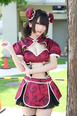 オリジナルのチャイナドレスを着こなす火将ロシエルさん