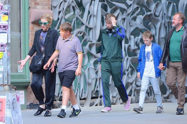 左から15歳のローマン、17歳のダシエル、11歳のイグナティウスという3兄弟並び