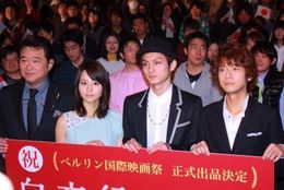 映画「白夜行」の初日舞台あいさつに出席した船越英一郎、堀北真希、高良健吾、深川栄洋監督（写真左から）