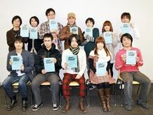 「SKET DANCE」第1話出演者による集合写真。この日の収録は夜遅くまで続く力の入りようだった