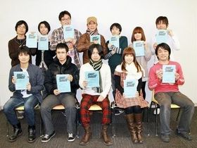 「SKET DANCE」第1話出演者による集合写真。この日の収録は夜遅くまで続く力の入りようだった