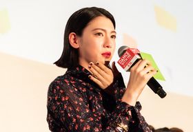 舞台挨拶で、三吉彩花が大粒の涙を見せた