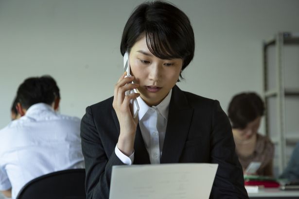 長内映里香が演じるのは、“謎の女”富永月子役。鈴木家との関係は…？