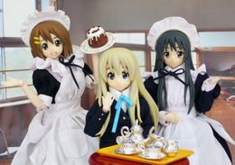 劇中では放課後ティータイムというバンドを組む左から、平沢唯、琴吹紬、秋山澪