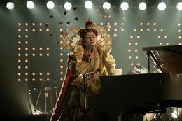 デザイナーのお気に入りだという女王風の衣装。メガネがヤバい！