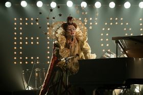 デザイナーのお気に入りだという女王風の衣装。メガネがヤバい！