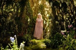 『マレフィセント2』からオーロラ姫の場面写真が到着！
