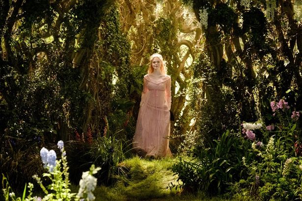『マレフィセント2』からオーロラ姫の場面写真が到着！