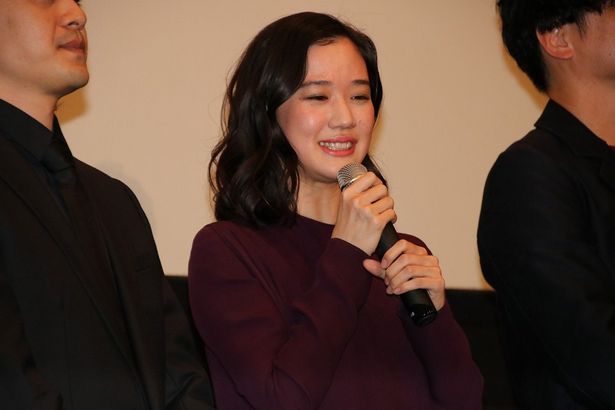 【写真を見る】「結婚おめでとう」のコメントに笑顔を見せる蒼井優