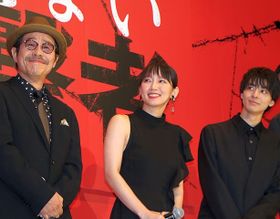 劇中で大活躍をみせる“パル”がサプライズ登壇して喜ぶ吉岡里帆