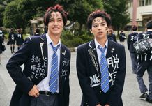 佐藤勝利と髙橋海人が頭を染め、スタッズを散りばめた制服に身を包みブラック校則に立ち向かう！