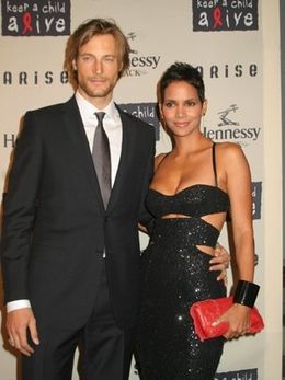 娘のナーラちゃんの親権をめぐって法的争い開始