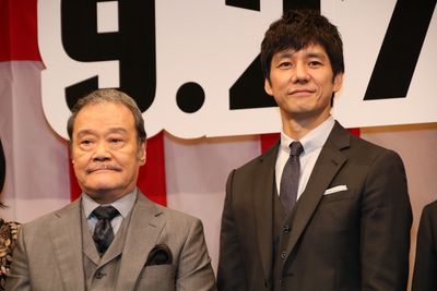 『任侠学園』の完成披露試写会に登壇した西島秀俊と西田敏行