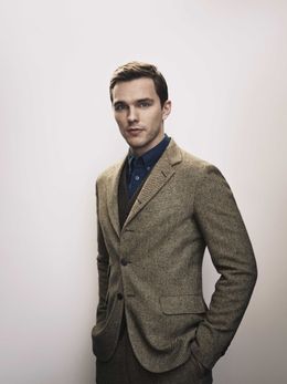 思慮深いまなざしが、トールキン役にぴったりなニコラス・ホルト