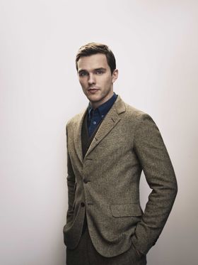 思慮深いまなざしが、トールキン役にぴったりなニコラス・ホルト