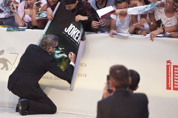 【写真を見る】主演フェニックスの神対応！移動を促されても押し切ってファンの元へ戻る一幕も!?