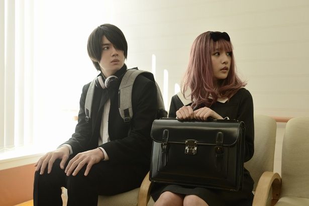生徒会会計の石上(佐野勇斗)と書記の藤原千花(浅川梨奈)