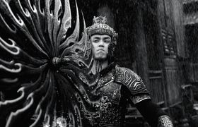 “傘”で敵を戦う！チャン・イーモウらしさが満載のアクションが斬新！